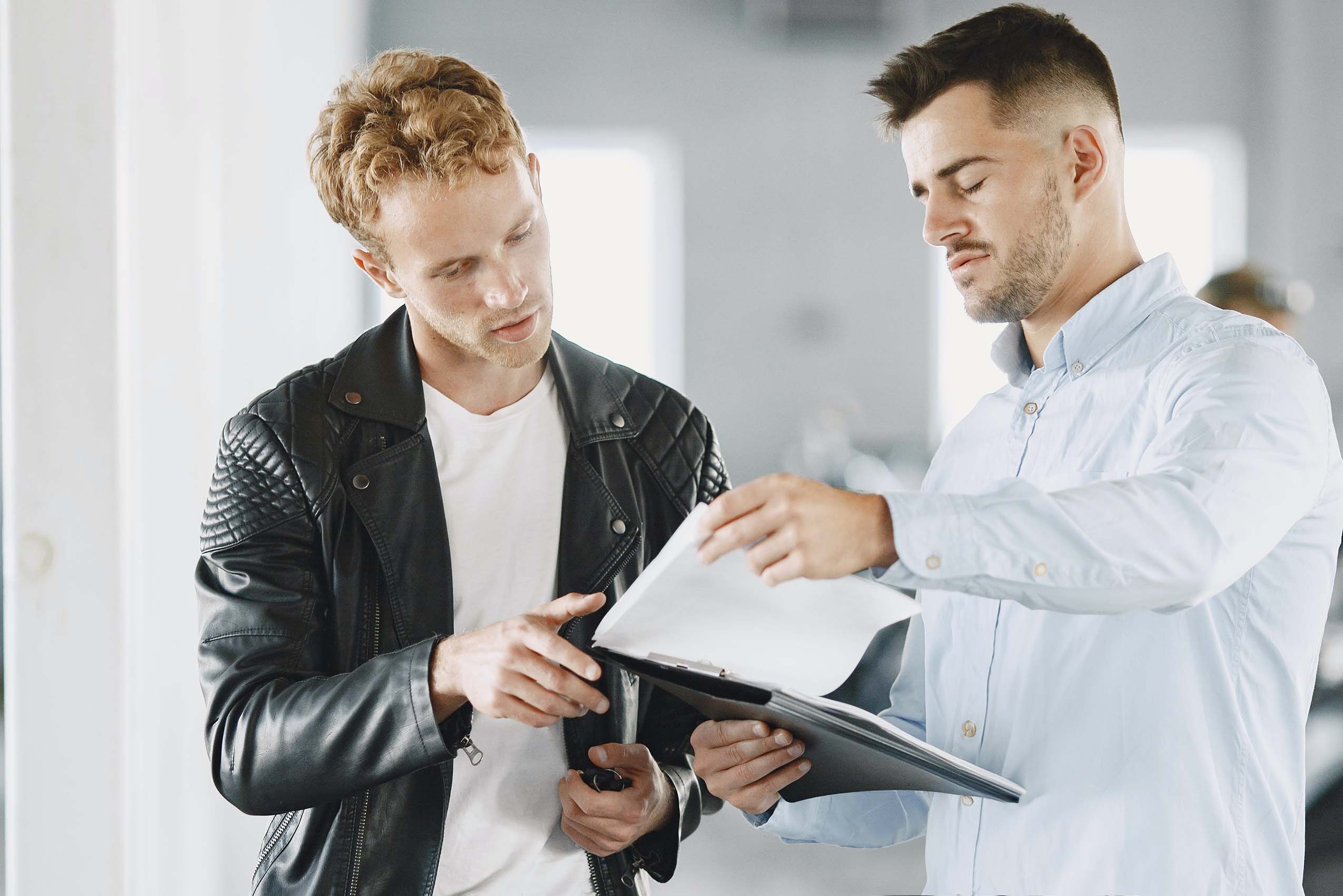 Übergabe des TÜV Berichts nach einer Hauptuntersuchung